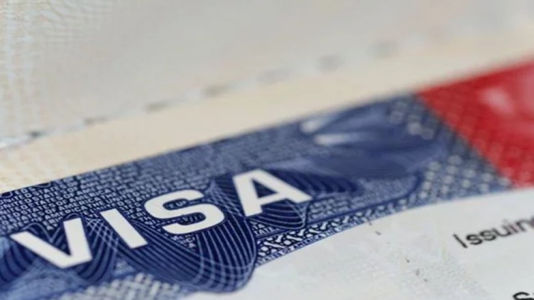 যুক্তরাজ্যে ওয়ার্ক ভিসা এক বছরে ১৯ শতাংশ কমেছে