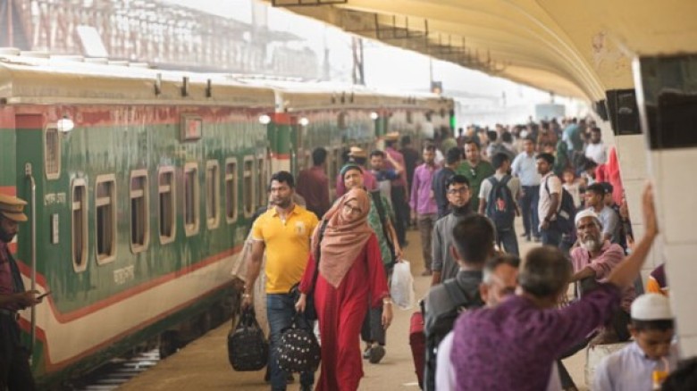 চট্টগ্রাম থেকে ট্রেনের অগ্রিম টিকিটে ঈদযাত্রা শুরু, যাত্রীদের উচ্ছ্বাস