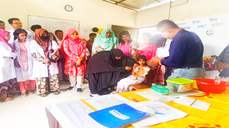 ব্যাপক উৎসাহে কর্ণফুলীতে হাম-রুবেলা টিকাদান কর্মসূচির উদ্বোধন