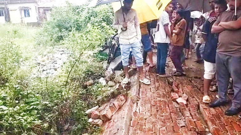 কর্ণফুলীতে দেয়াল ধসে বৃদ্ধার মৃত্যু, আহত ৩