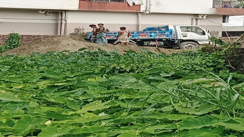 আনোয়ারায় আদালতের নিষেধাজ্ঞা অমান্য করে জমি দখল করতে গিয়ে পুলিশের হাতে আটক, মুচলেখা দিয়ে ছাড়া