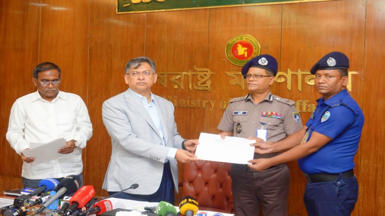 চাঞ্চল্যকর হত্যাকাণ্ডের ক্লু উদ্ঘাটনে কৃতিত্ব, পুরস্কৃত এসআই শিমুল চন্দ্র দাসসহ চার পুলিশ সদস্য
