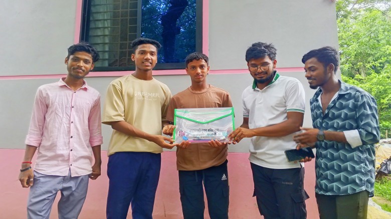 এইচএসসি পরীক্ষার্থীদের পাশে চেয়ারম্যান পদপ্রার্থী এডভোকেট নুরুল কবির রানা