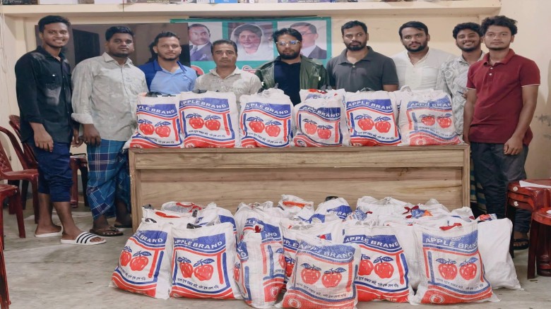 অতিবৃষ্টিতে পানিবন্দী ৫০ পরিবারের পাশে রাশেদ আহমেদ, খাদ্যসামগ্রী বিতরণ