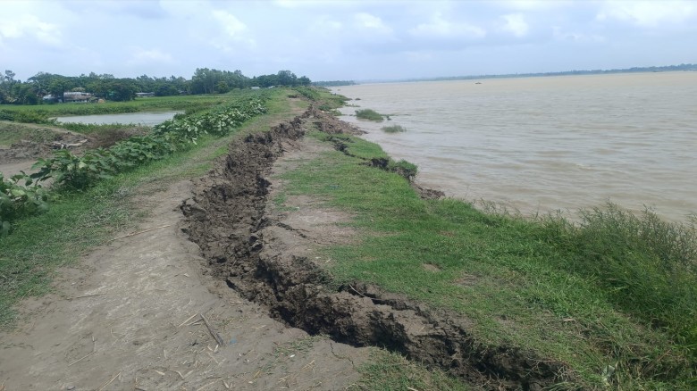 শঙ্খ নদীর বেড়িবাঁধে ভয়াবহ ধস, আতঙ্কে জুঁইদণ্ডীর মানুষ
