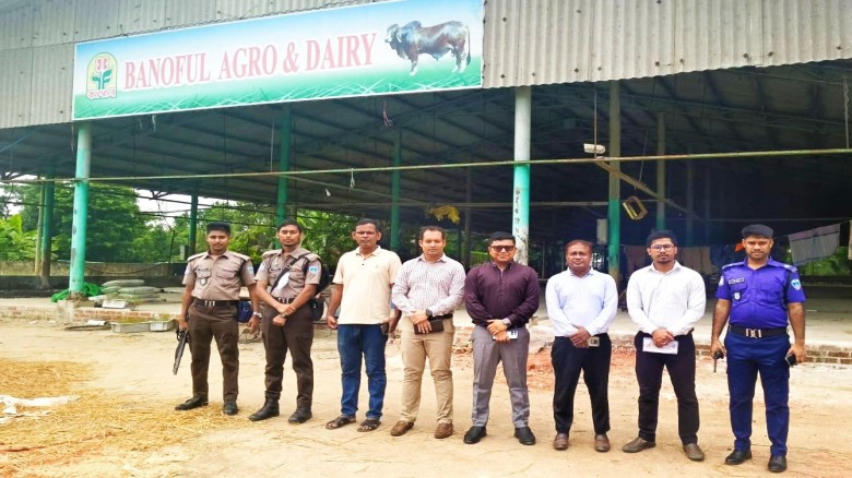 খালে বর্জ্য ও বিষাক্ত গ্যাস, আনোয়ারায় বনফুল এগ্রোকে ৫০ হাজার টাকা জরিমানা