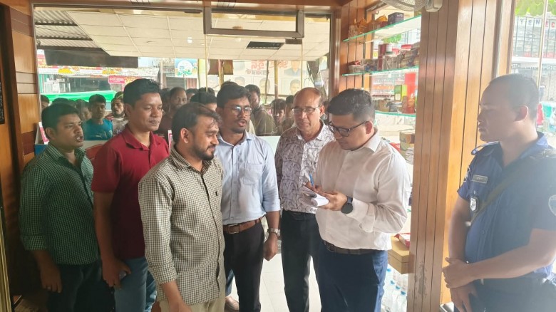 জয়কালী বাজারে অস্বাস্থ্যকর পরিবেশে মিষ্টি-কেক উৎপাদন, জরিমানা ১০ হাজার