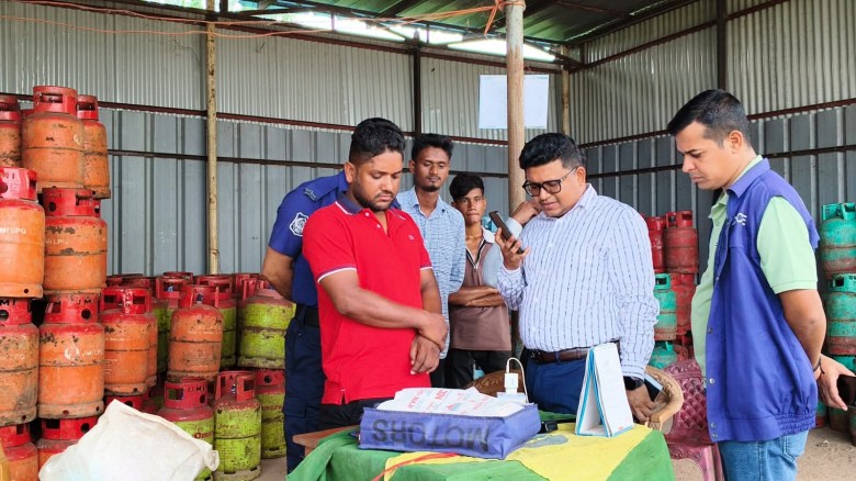 অতিরিক্ত দামে এলপিজি বিক্রি, আনোয়ারায় ৪ ব্যবসায়ীকে ১ লাখ টাকা জরিমানা